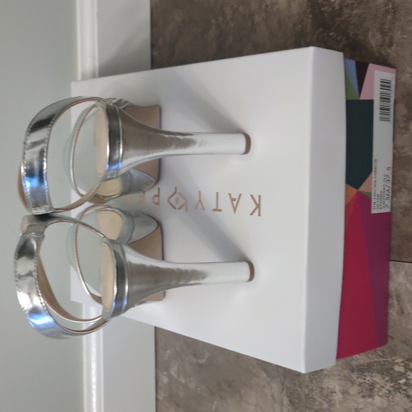 Silver heels (never worn) - Picture 4 of 8